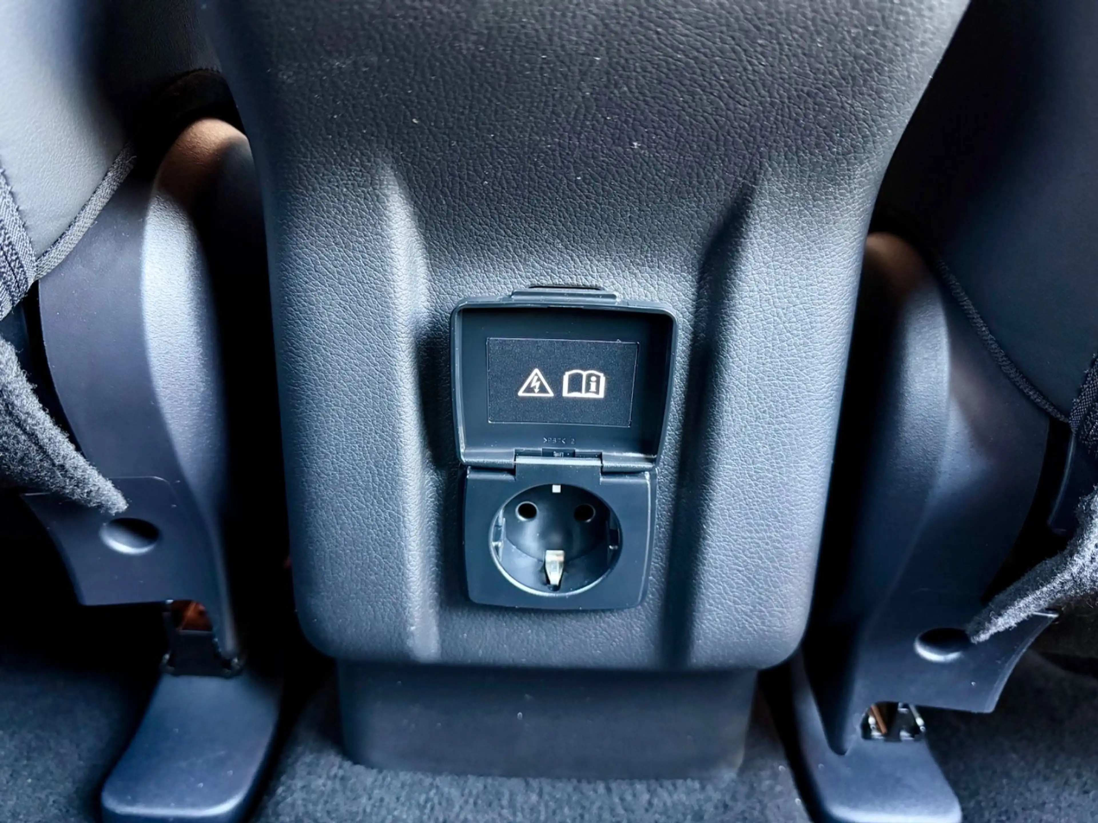 Mitsubishi Outlander PHEV Plus 4WD — photo 16