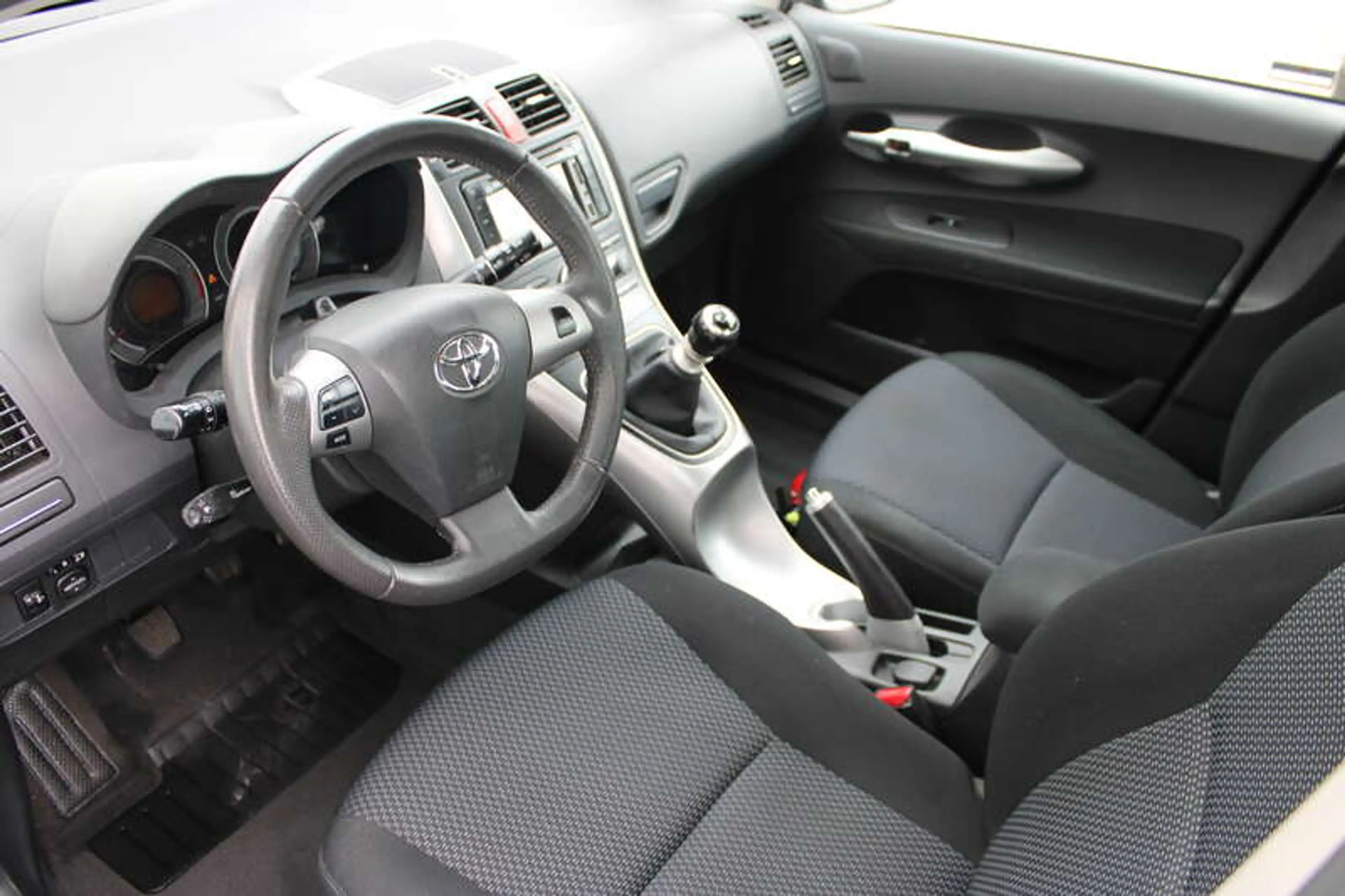 Toyota Auris 1.4 D-4D ECO Executive DPF — photo 6
