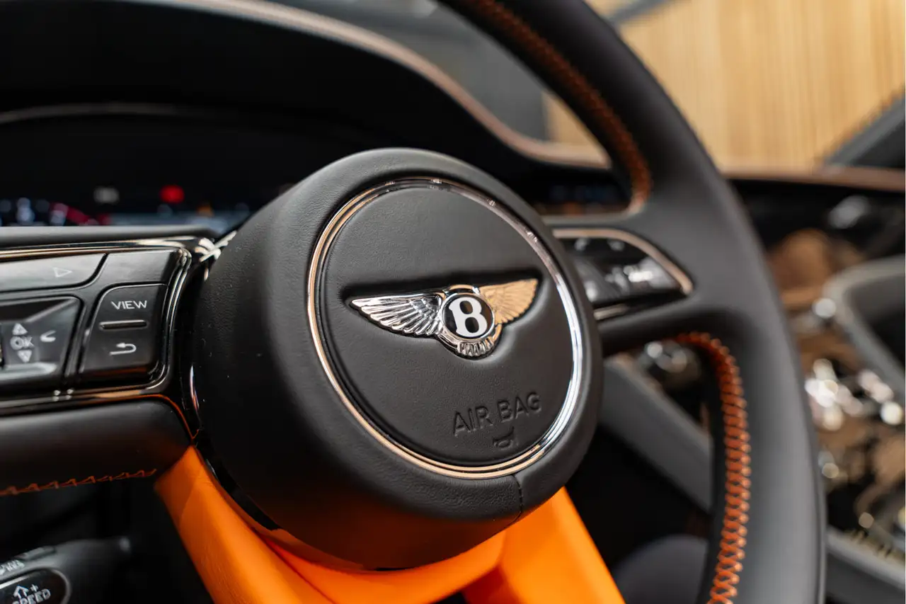 Bentley Continental GTC 2025 — фото 40