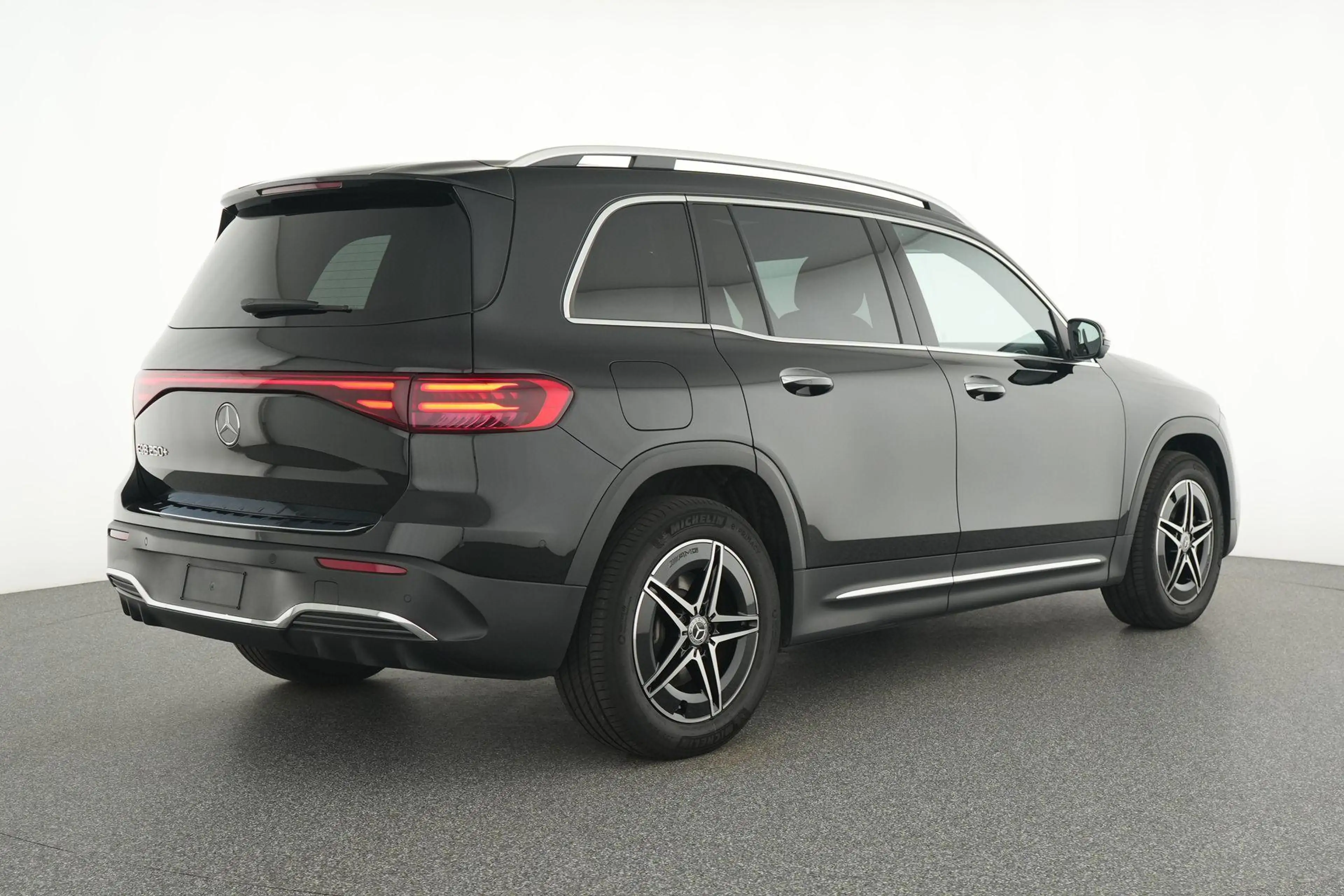 Mercedes-Benz EQB 250 250+ AMG Line — photo 4