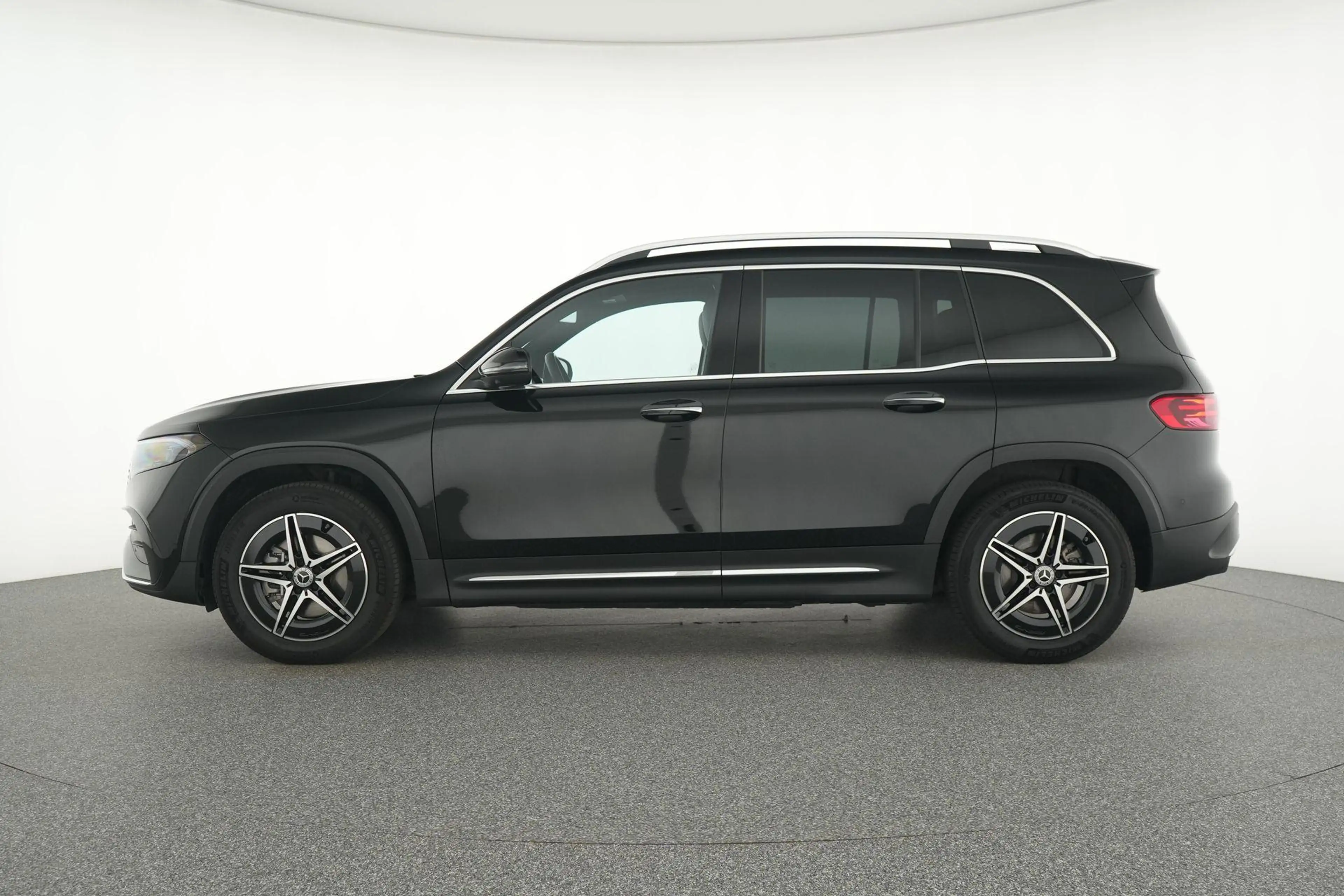 Mercedes-Benz EQB 250 250+ AMG Line — photo 8