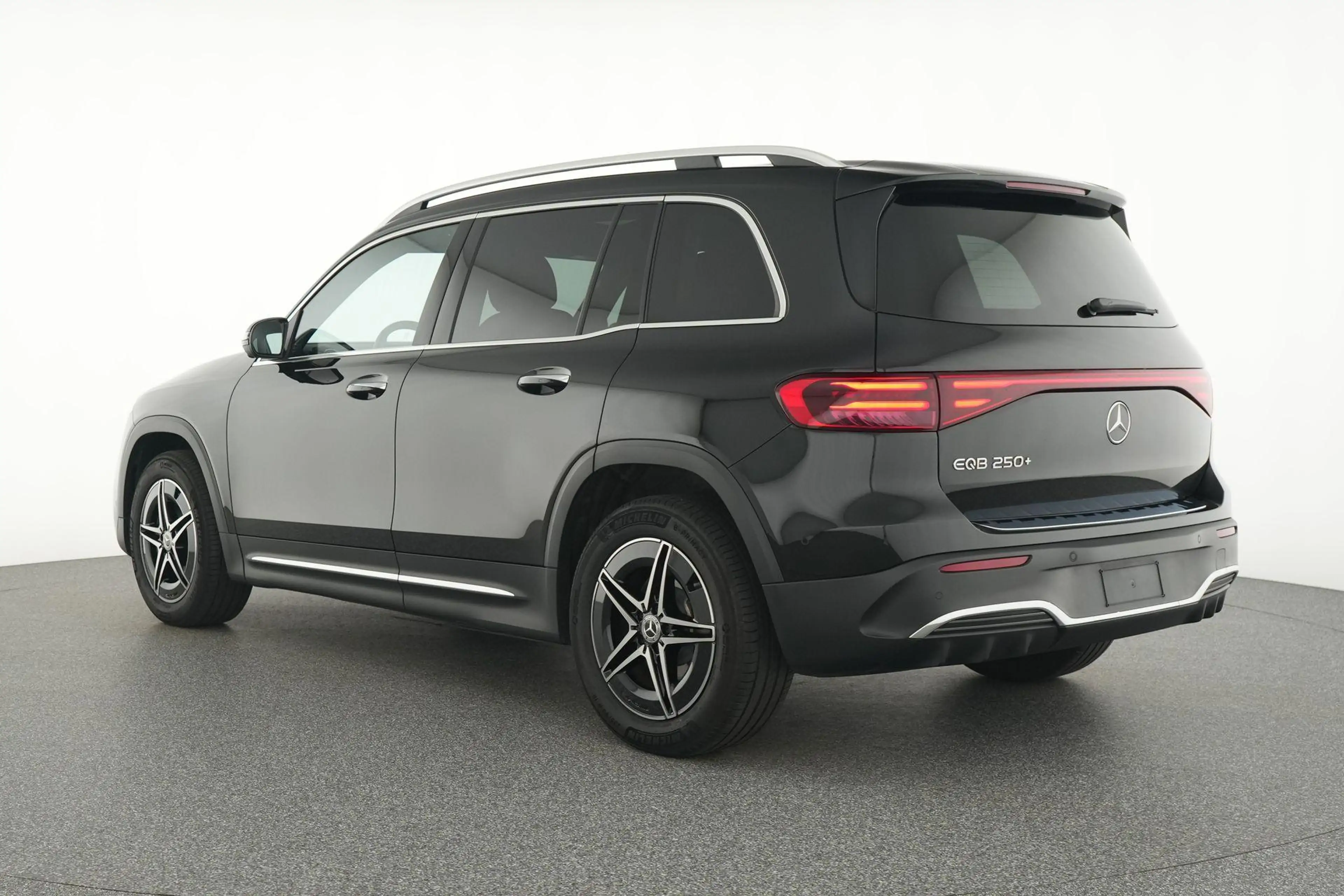 Mercedes-Benz EQB 250 250+ AMG Line — photo 3