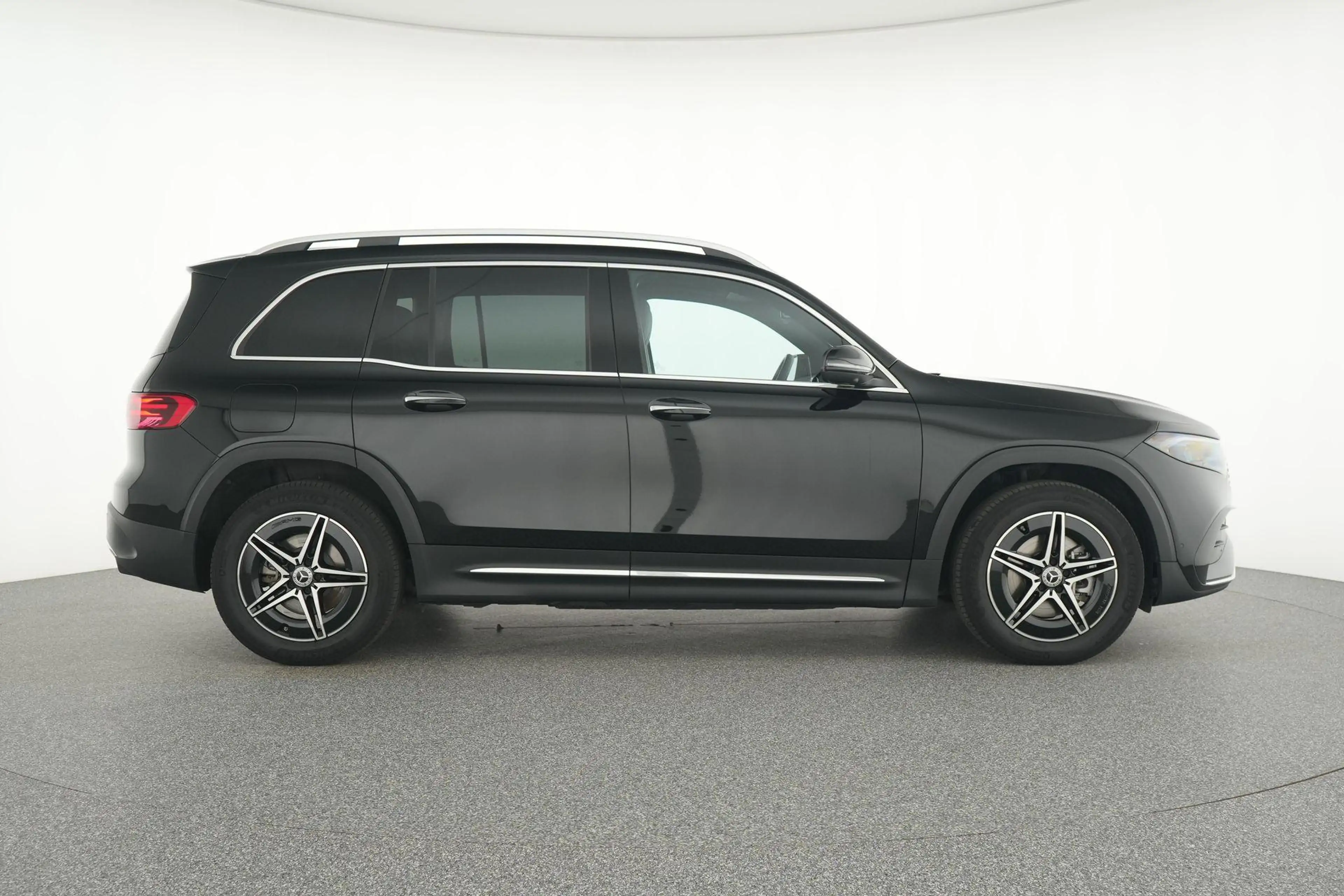 Mercedes-Benz EQB 250 250+ AMG Line — photo 9