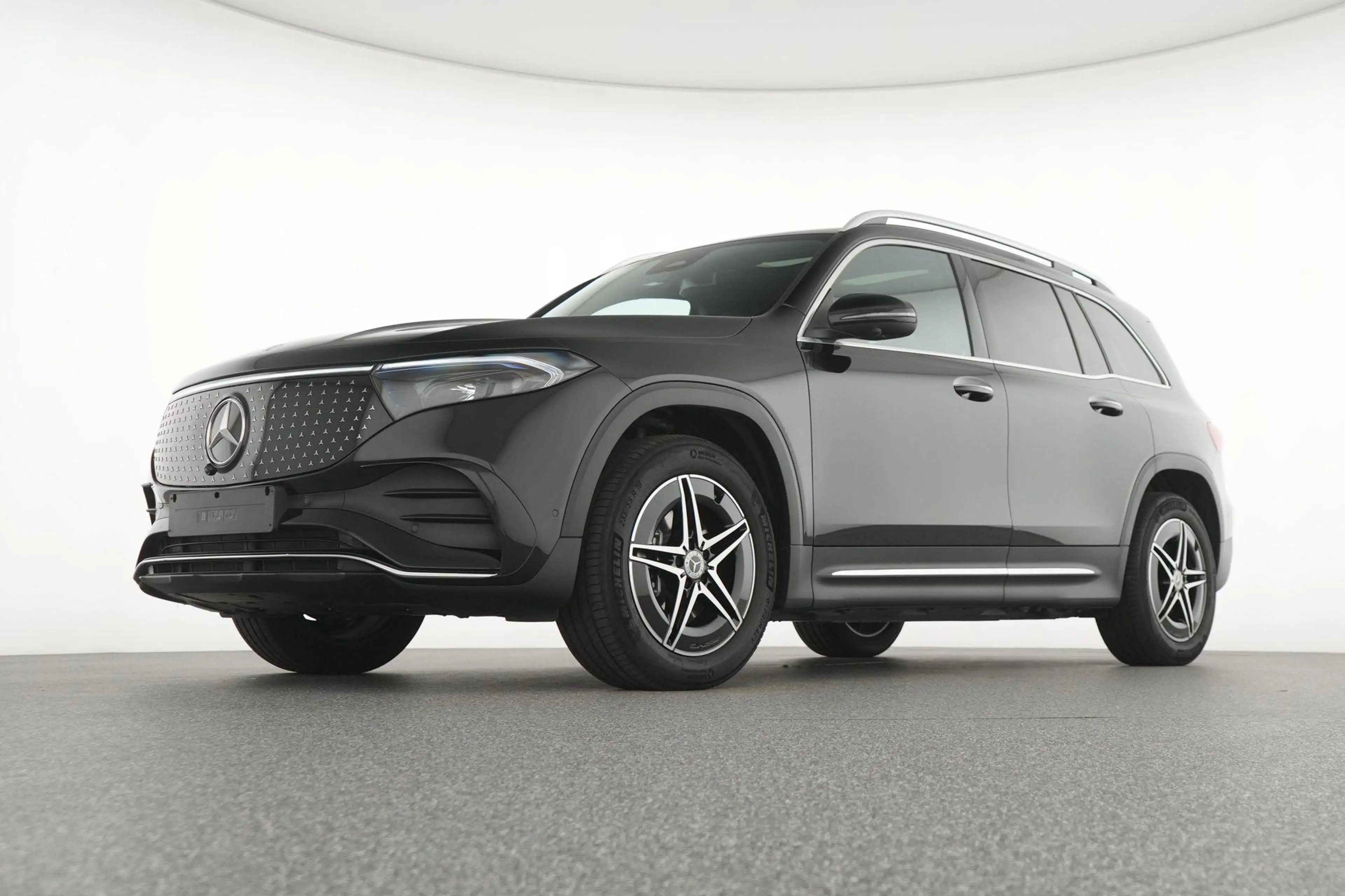 Mercedes-Benz EQB 250 250+ AMG Line — photo 10