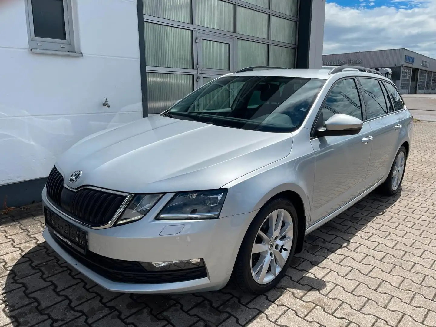 Skoda Octavia Combi Ambition 2.0TDI DSG/1.HD/MWST./SHZ Argento - 1