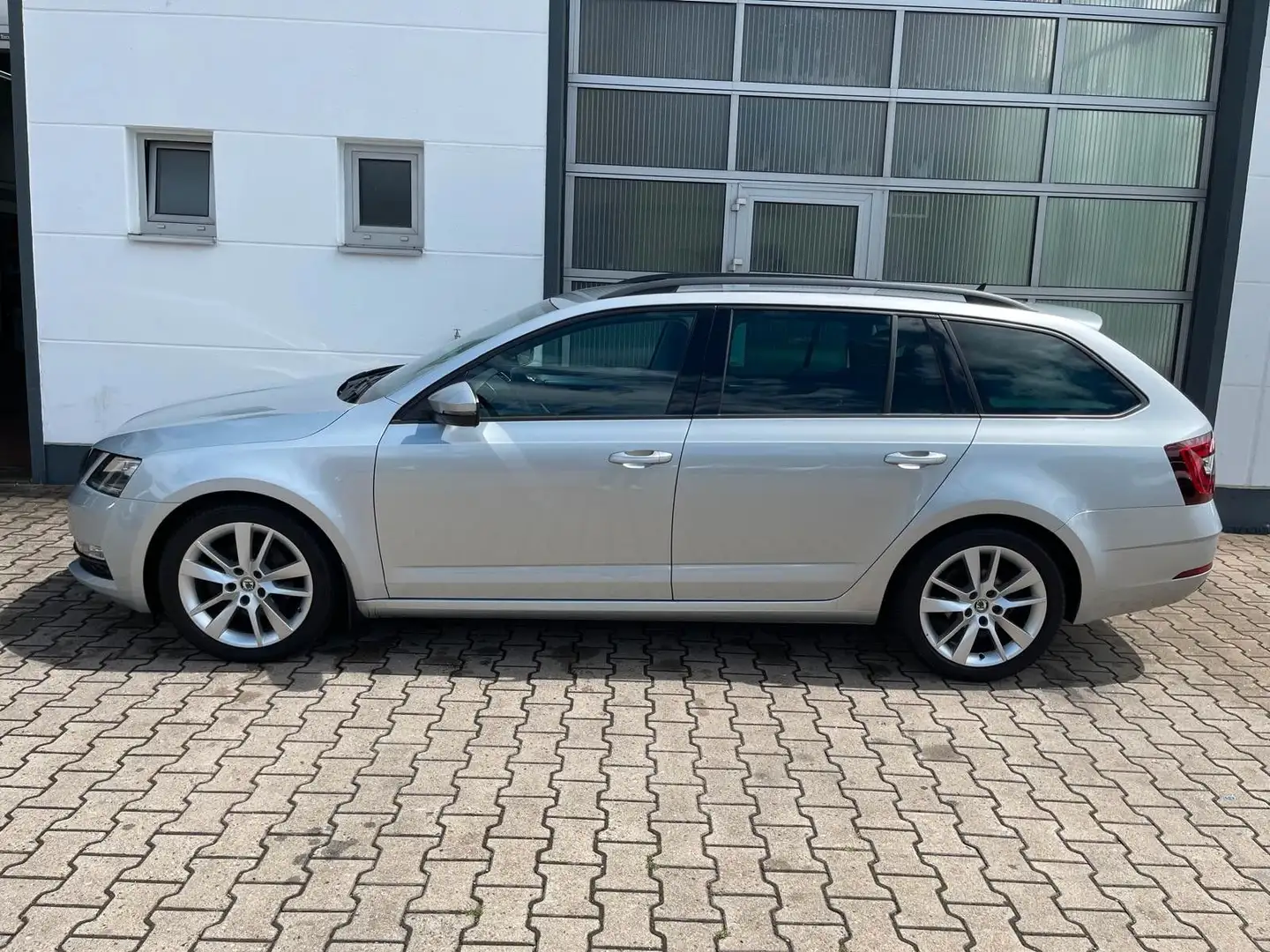 Skoda Octavia Combi Ambition 2.0TDI DSG/1.HD/MWST./SHZ Argento - 2