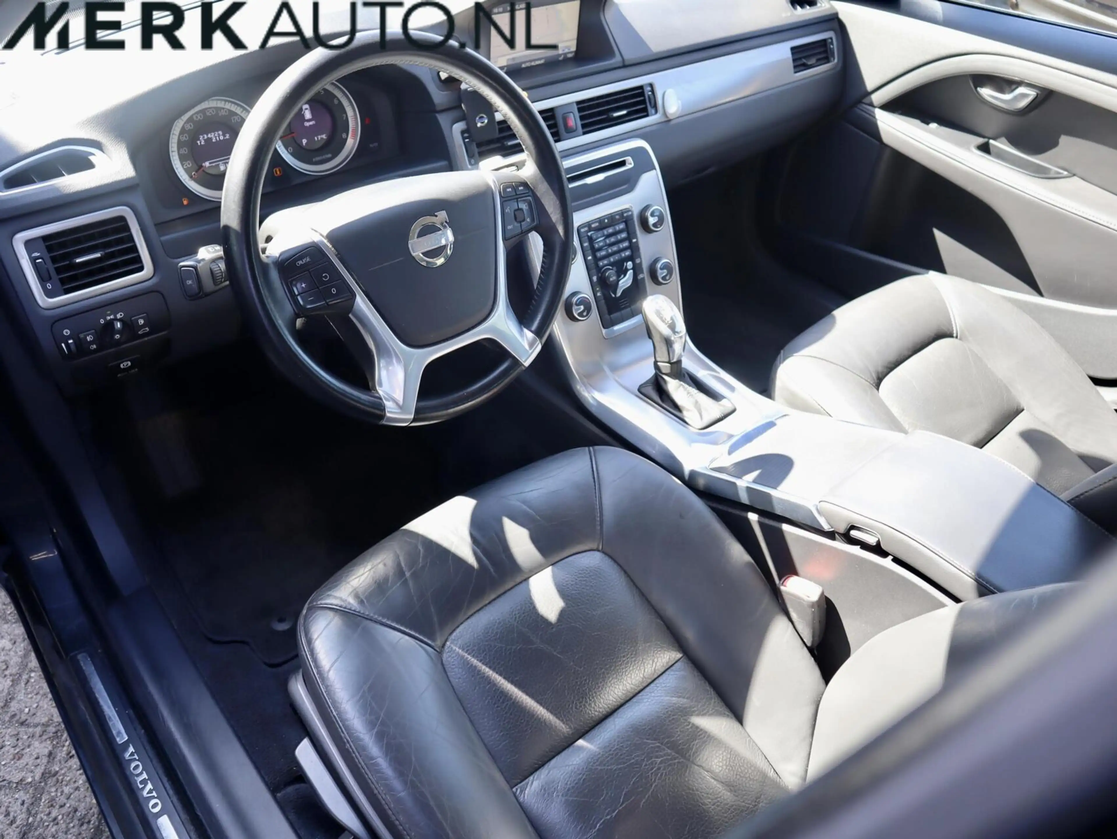Volvo V70 T4 Limited Edition Automaat, Leder,Stoelverwarming — photo 2