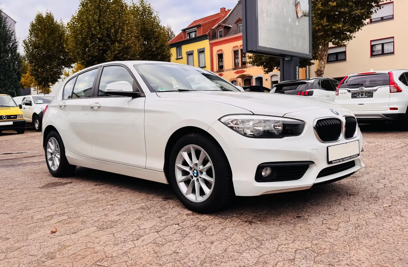 BMW 116 i Advantage Limousine Keyless PDC SHZG AHK Blanc - 1