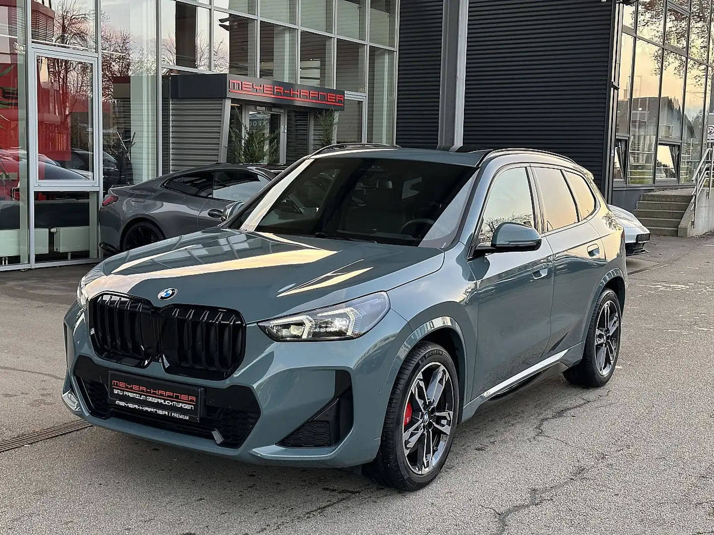 BMW X1 sDrive18i M-Sportpaket PRO Aut. / AHK / PANO / ... Grün - 1