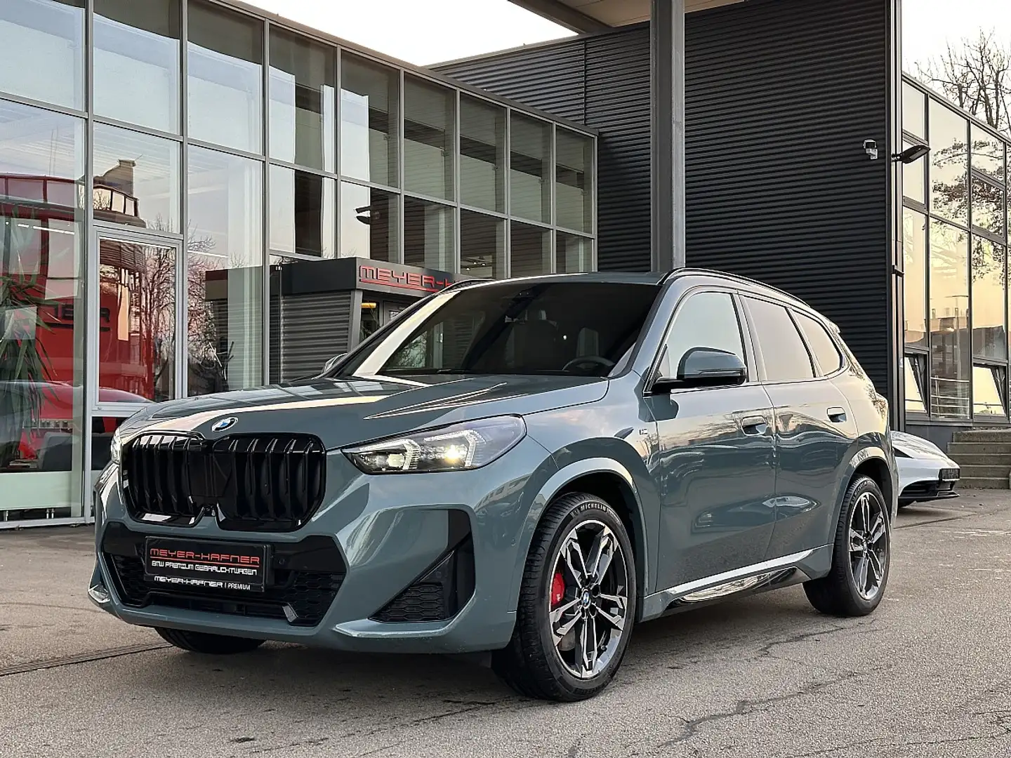 BMW X1 sDrive18i M-Sportpaket PRO Aut. / AHK / PANO / ... Grün - 2