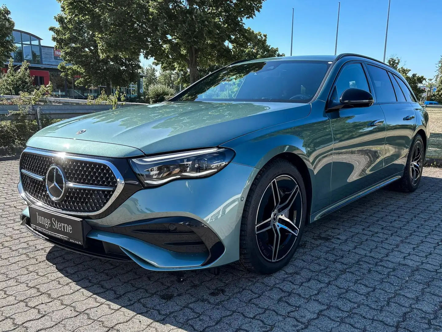 Mercedes-Benz E 220 d T AMG 360°+MBUX+Distro+AHK+DIG-LED+19 Argent - 1
