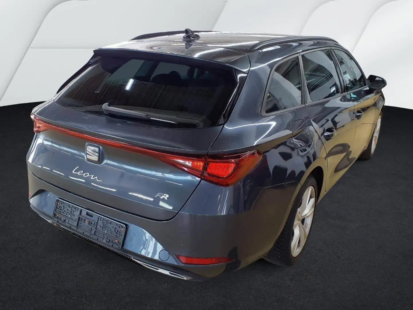 SEAT Leon Sportstourer 1.5 eTSI FR DSG NAV KAM LED Grau - 2