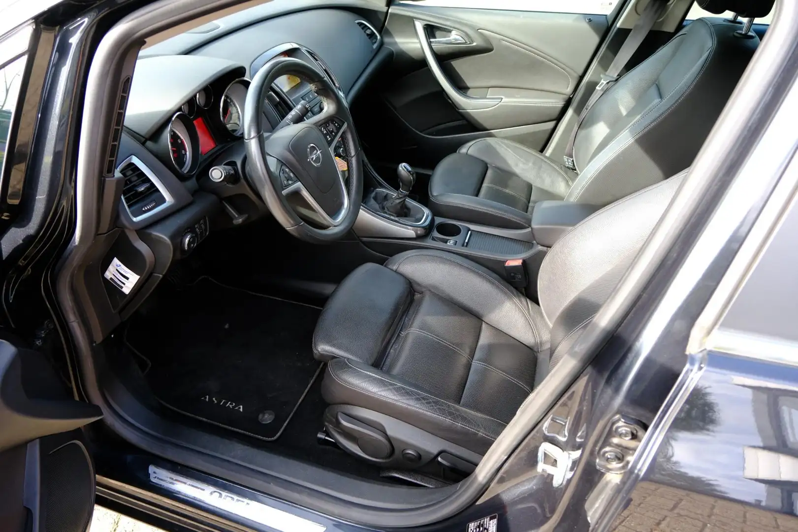 Opel Astra Sports Tourer 1.6 CDTi Cosmo Leder|Clima|Navi|Crui Zwart - 2