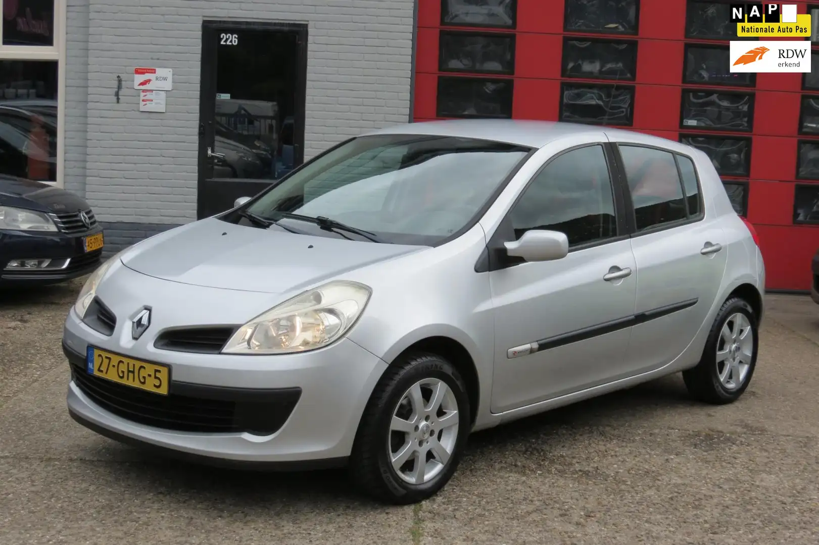 Renault Clio 1.2-16V Rip Curl 5 DEURS , AIRCO, SPORTVELGEN Šedá - 1