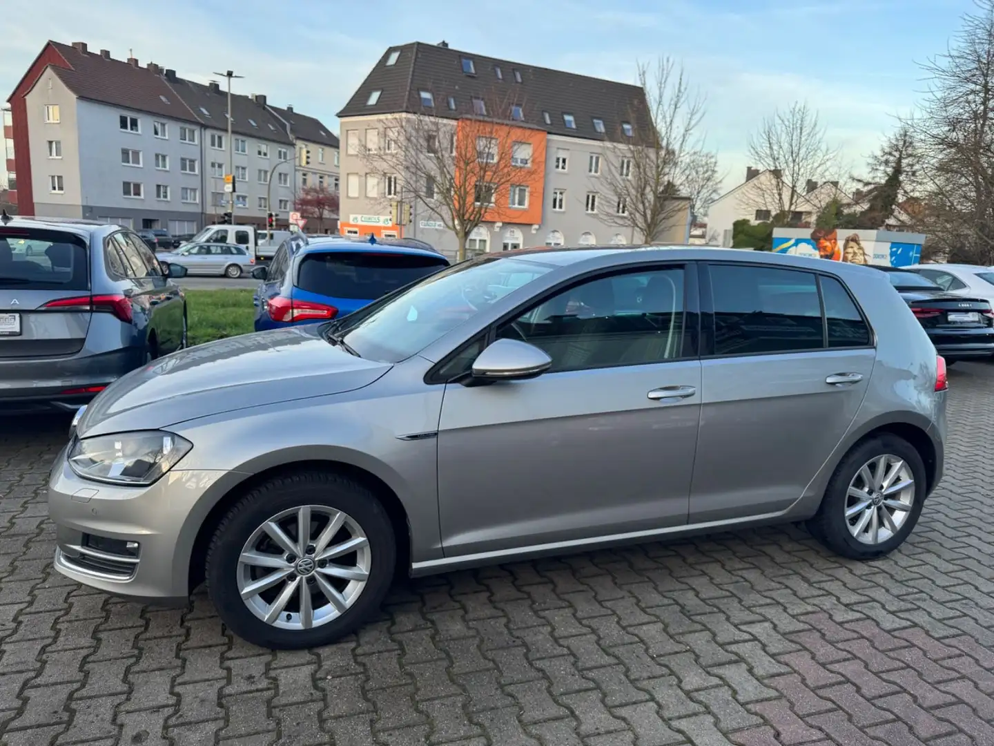 Volkswagen Golf VII Lim. Lounge BMT/1.Hand/Klimaautomatik/ Silber - 2