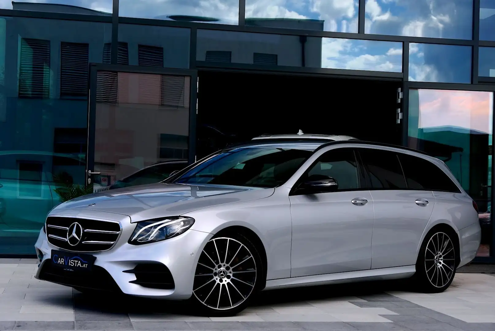 Mercedes-Benz E 200 AMG Line *Widescreen - Parkassist* Silber - 2