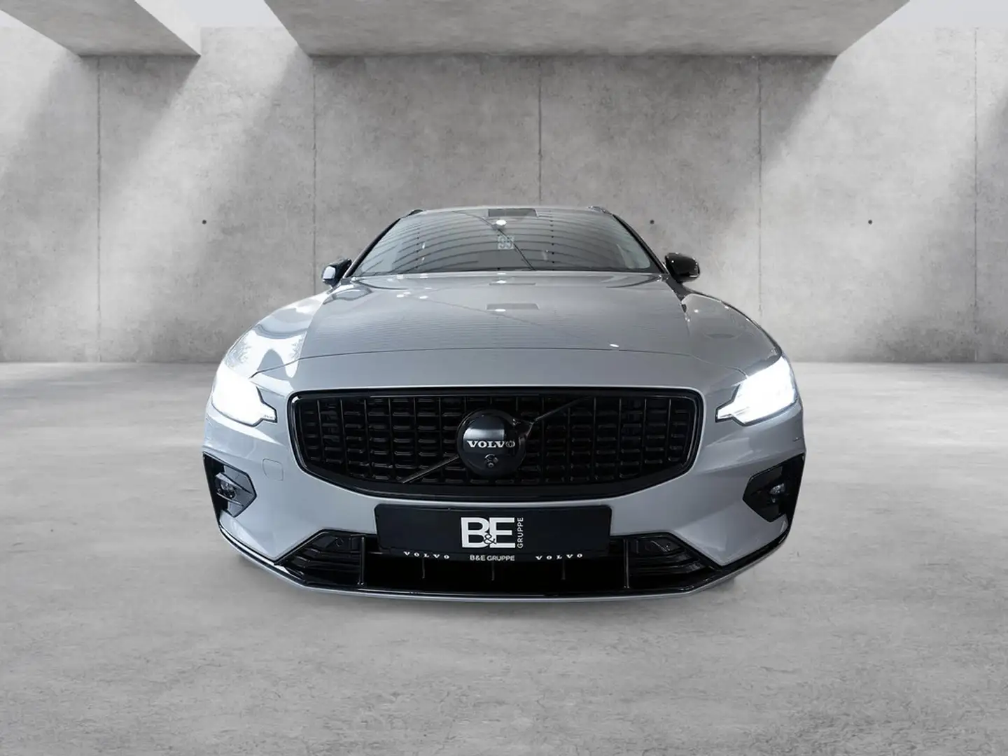 Volvo V60 Kombi B4 Plus Dark ACC LENKRADHZ. 360° Silber - 2
