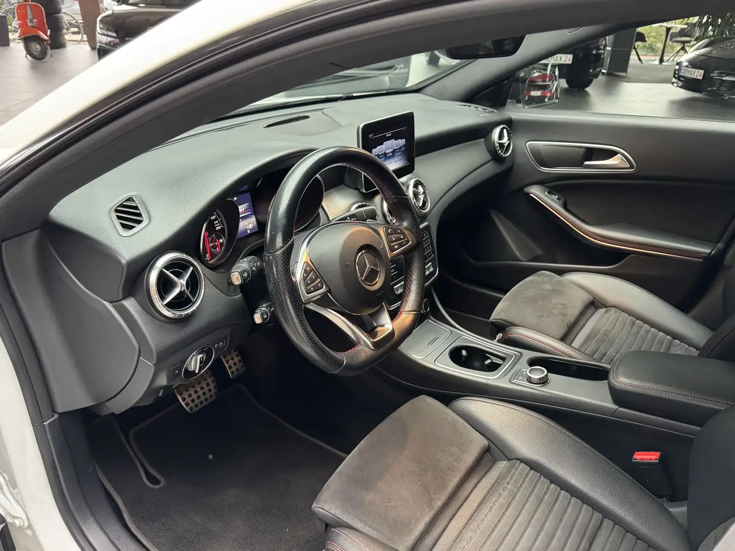 Mercedes-Benz CLA 180 ShootingB Aut AMG-Line*StHz*Navi*Kamera Weiß - 2