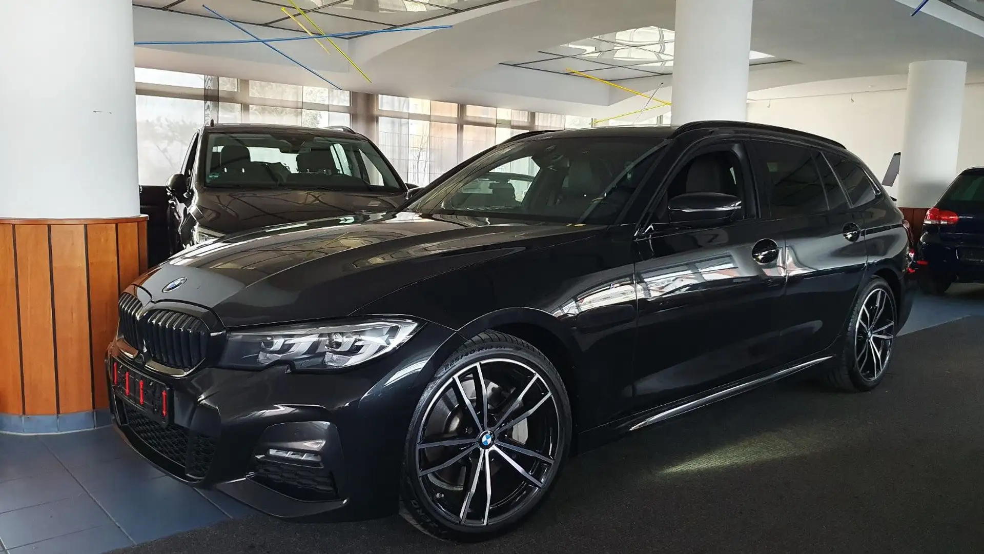 BMW 330 d xDrive M Sport/19"/HiFi/Leder/Live/Pano/ Schwarz - 1