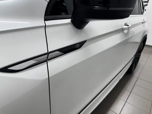 Volkswagen Tiguan Allspace view 9