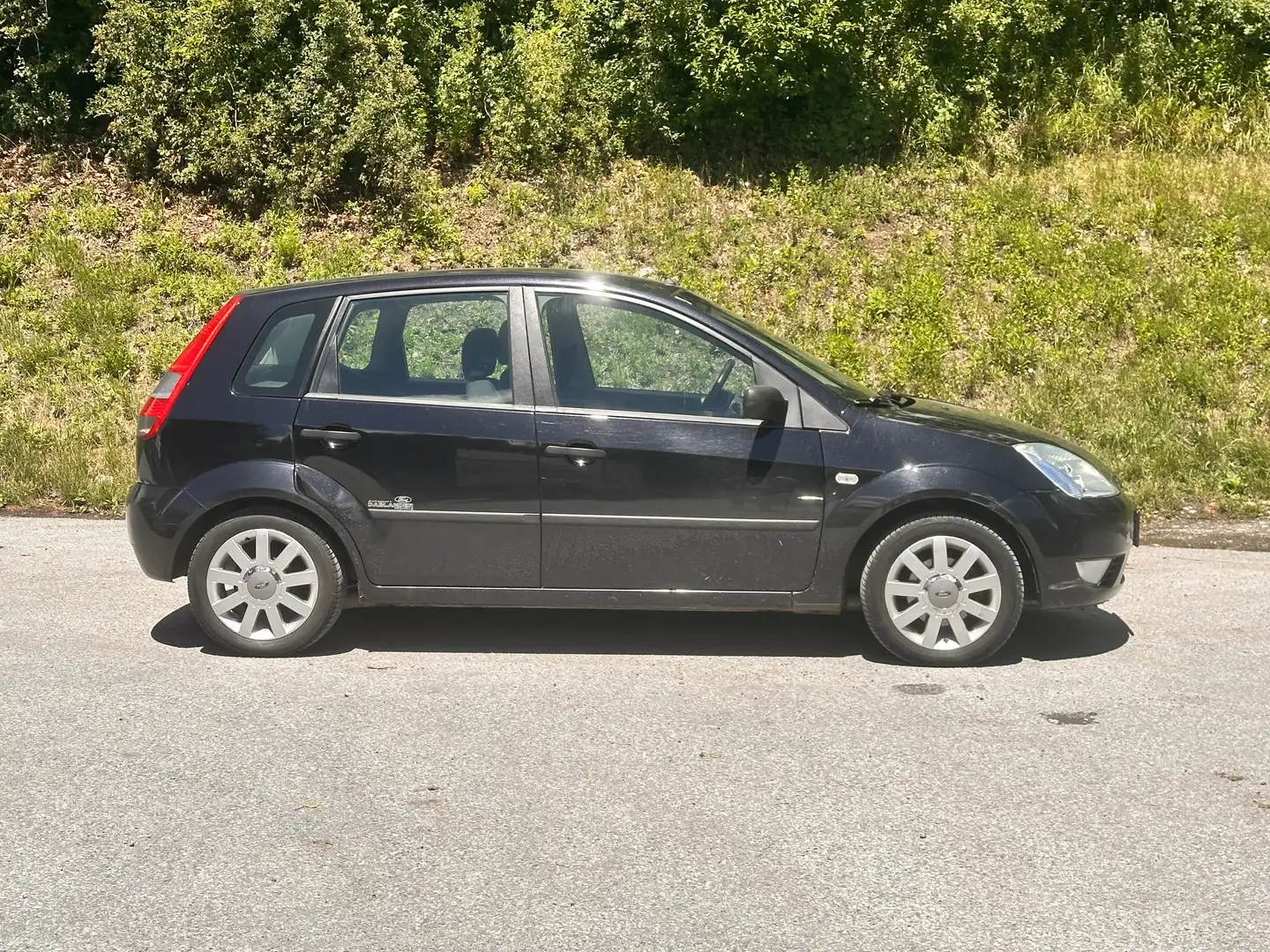 Ford Fiesta 1,4 TD Steel / Klima / Diesel / 115.000km Schwarz - 1