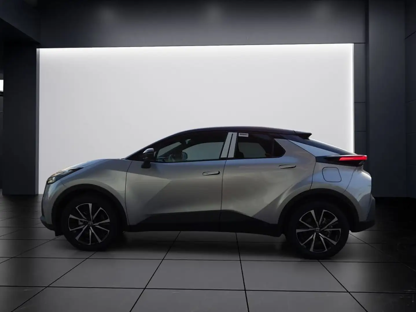 Toyota C-HR 2.0 Hybrid Teamplayer Stříbrná - 2