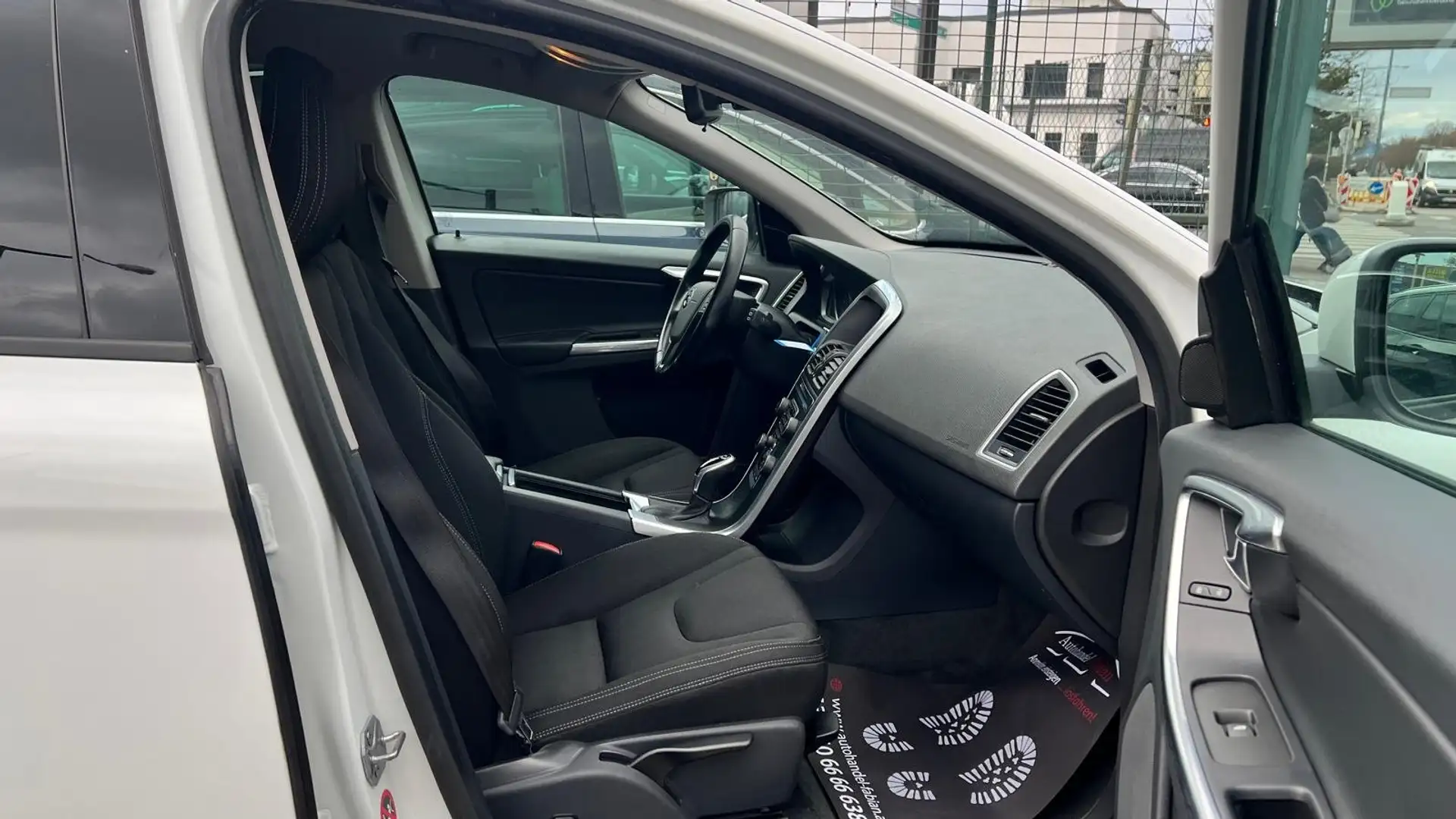 Volvo XC60 D4 Kinetic R-Design AWD Geartronic TOP Parkhilfe Weiß - 2