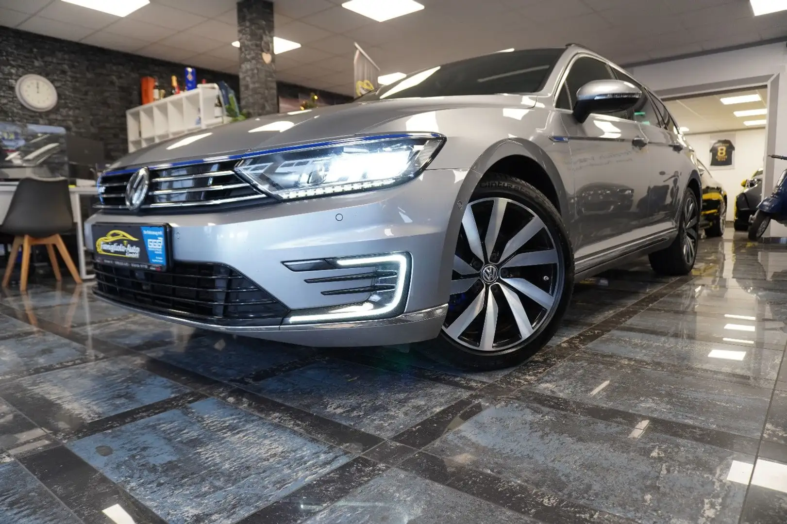 Volkswagen Passat Variant GTE/Pano/Navi/Virtual/Aluräder/ Silber - 1