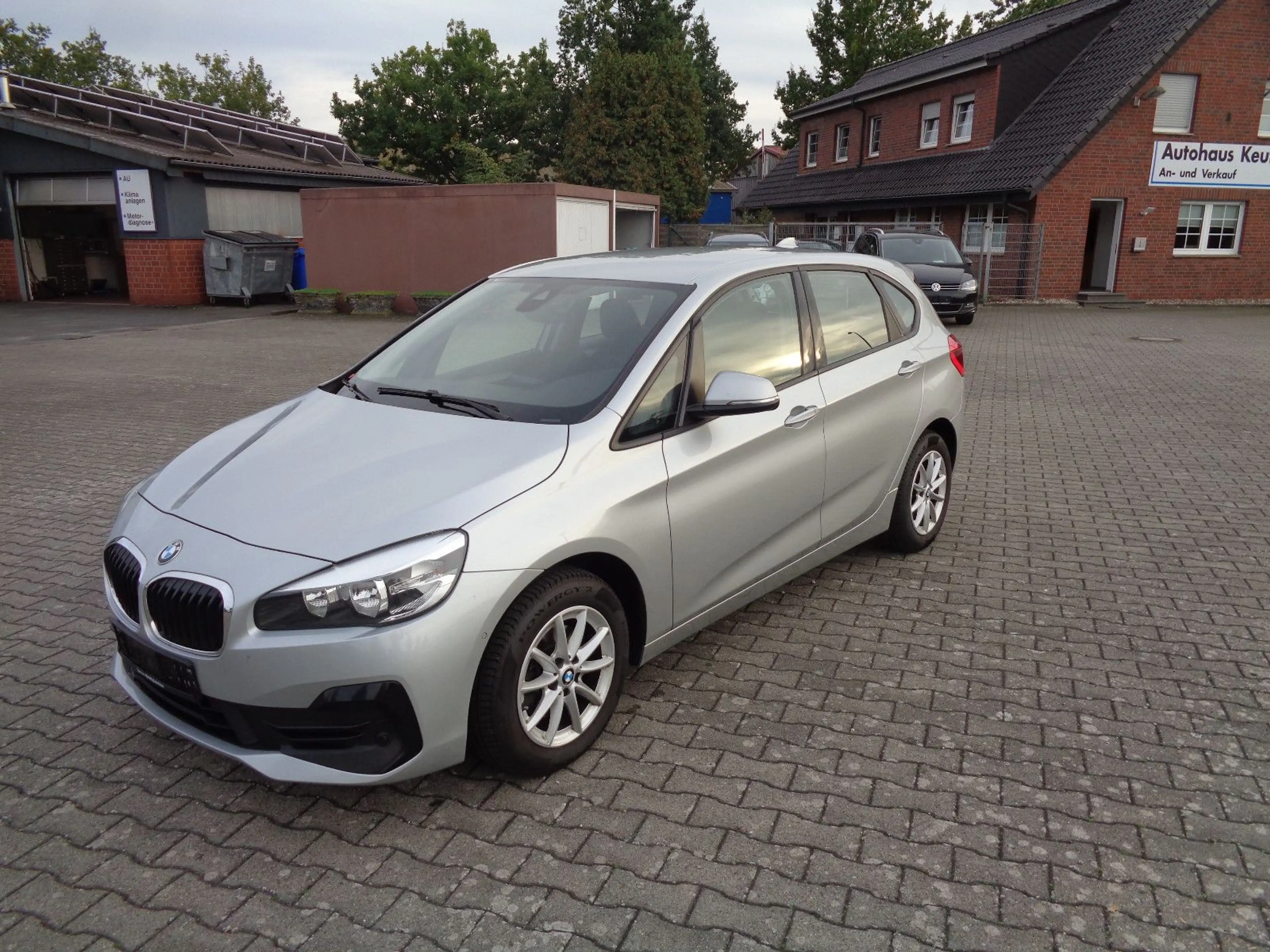 BMW 216 Act. Tour. Autom. SHZ, PTS, Navi, 8fach