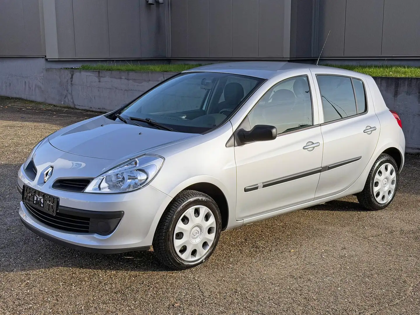 Renault Clio 1.2 16V 1.HAND/SCHECKHEFT/TÜV-NEU! Grau - 1
