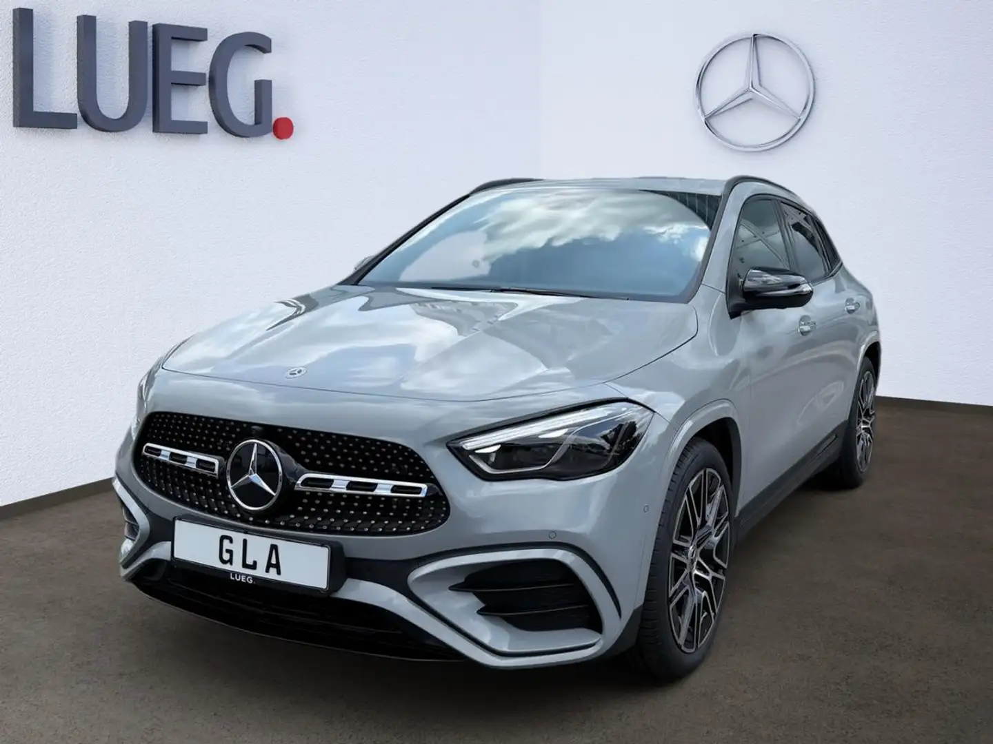 Mercedes-Benz GLA 200 SpurW S-Sitz W-Paket PDC SpurH AUT AHK Grau - 1