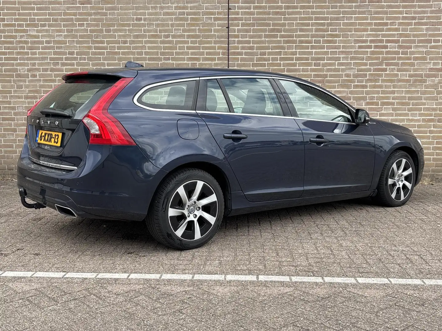 Volvo V60 2.4 D6 AWD Plug-In Hybrid Summum | Leder | Climate Blauw - 2