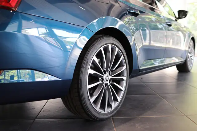 Skoda Superb view 7
