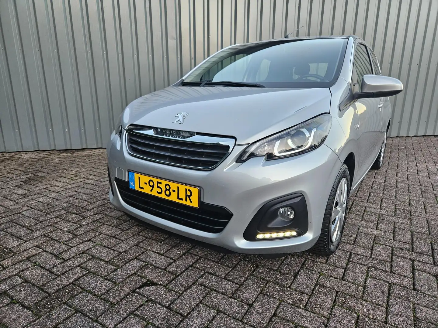 Peugeot 108 1.0 e-VTi Active 5 Deurs Airco Elec pakket Grijs - 2