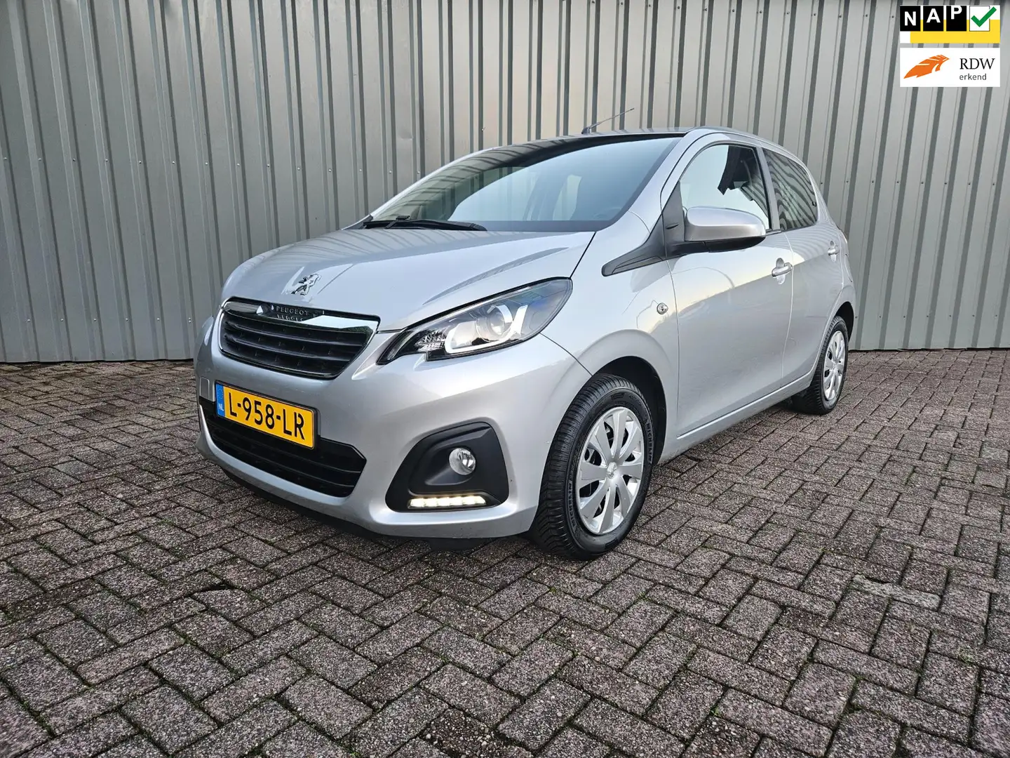 Peugeot 108 1.0 e-VTi Active 5 Deurs Airco Elec pakket Grijs - 1
