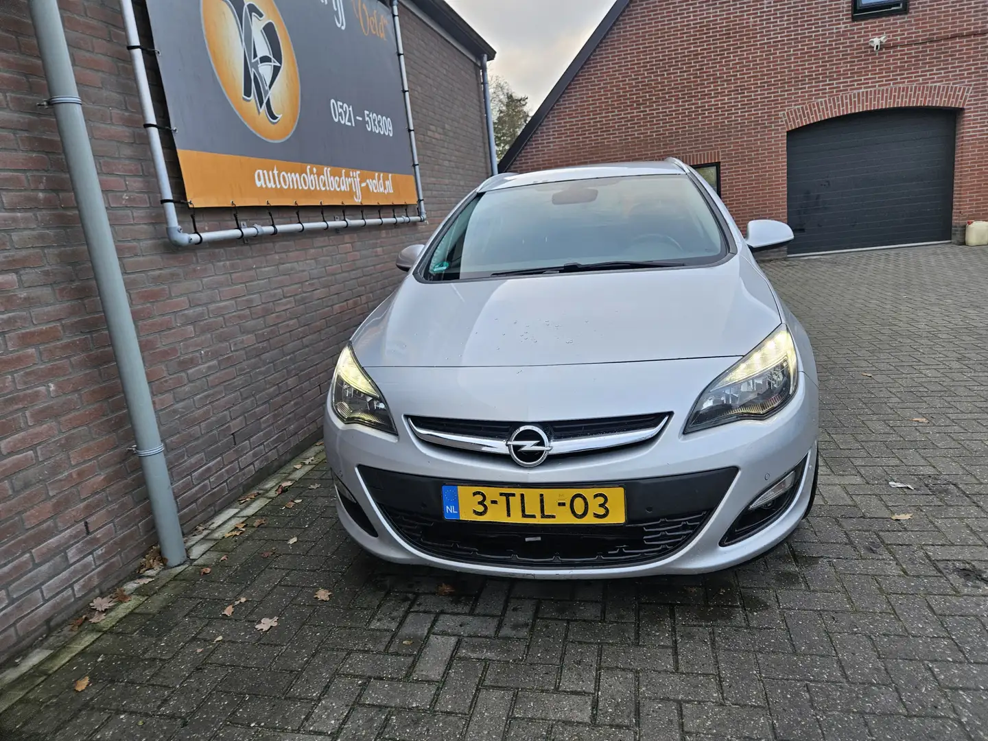 Opel Astra Sports Tourer 1.6 CDTi Business + Grijs - 2