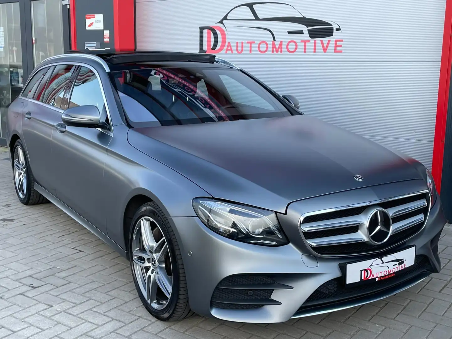 Mercedes-Benz E 220 d Amg-Line MEMORY/CAMERA/MULTIBEAM/TREKHAAK/BLIS/L Grijs - 2