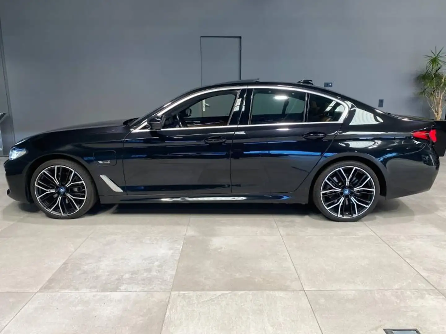 BMW 545 545eA xDrive 394ch M Sport Steptronic Negru - 2