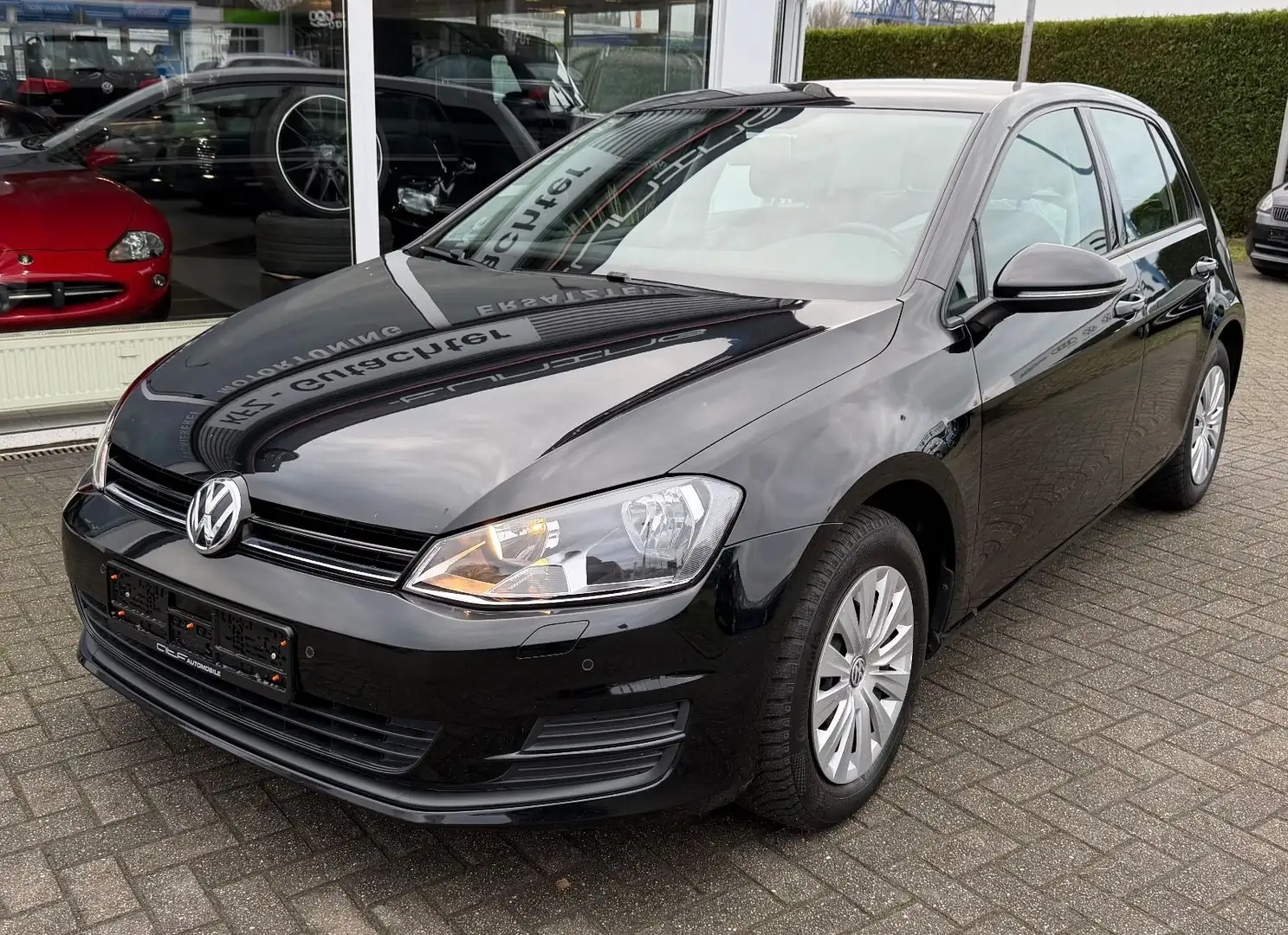 Volkswagen Golf VII Lim. Trendline BMT Zwart - 1