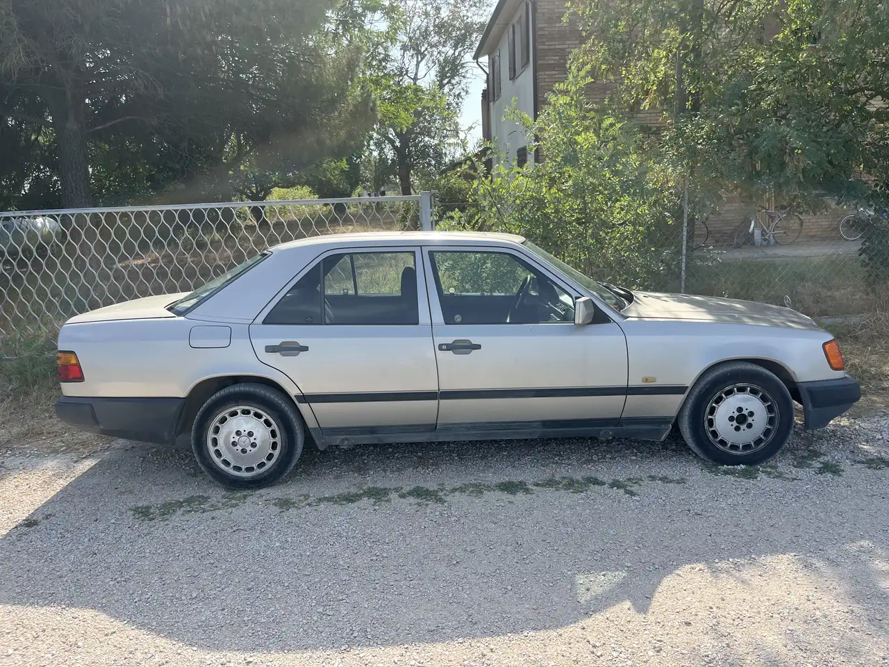 Mercedes-Benz 200 base, foto 1