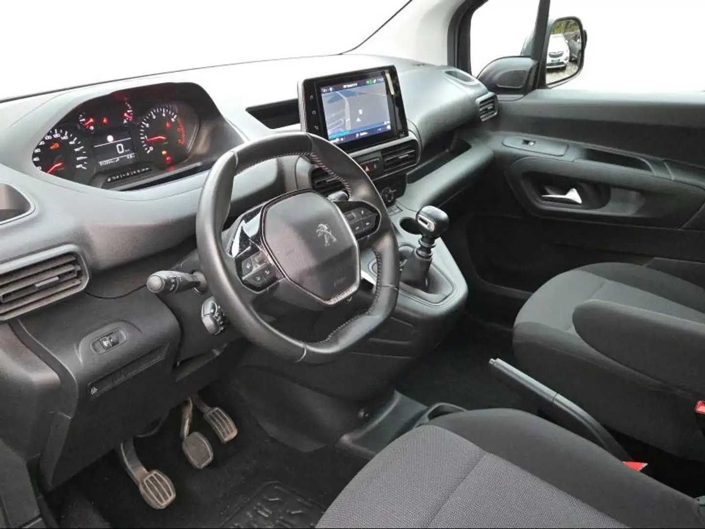 Peugeot Partner Premium 1.2i 110pk - Trekhaak - Alurek - Airco Zwart - 2