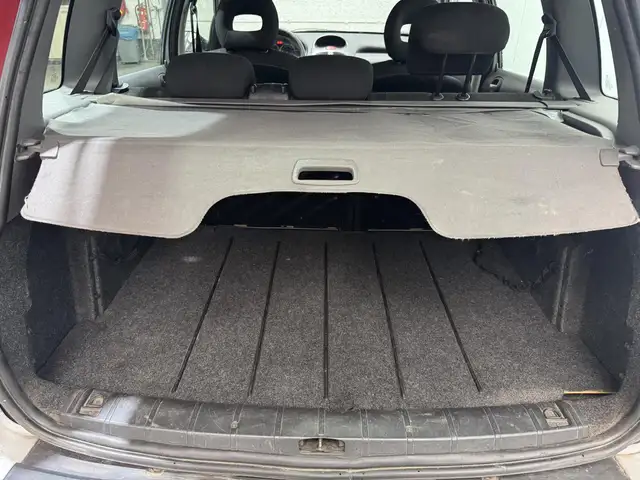 Peugeot 206 view 9