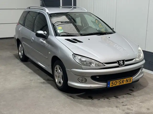 Peugeot 206 view 3
