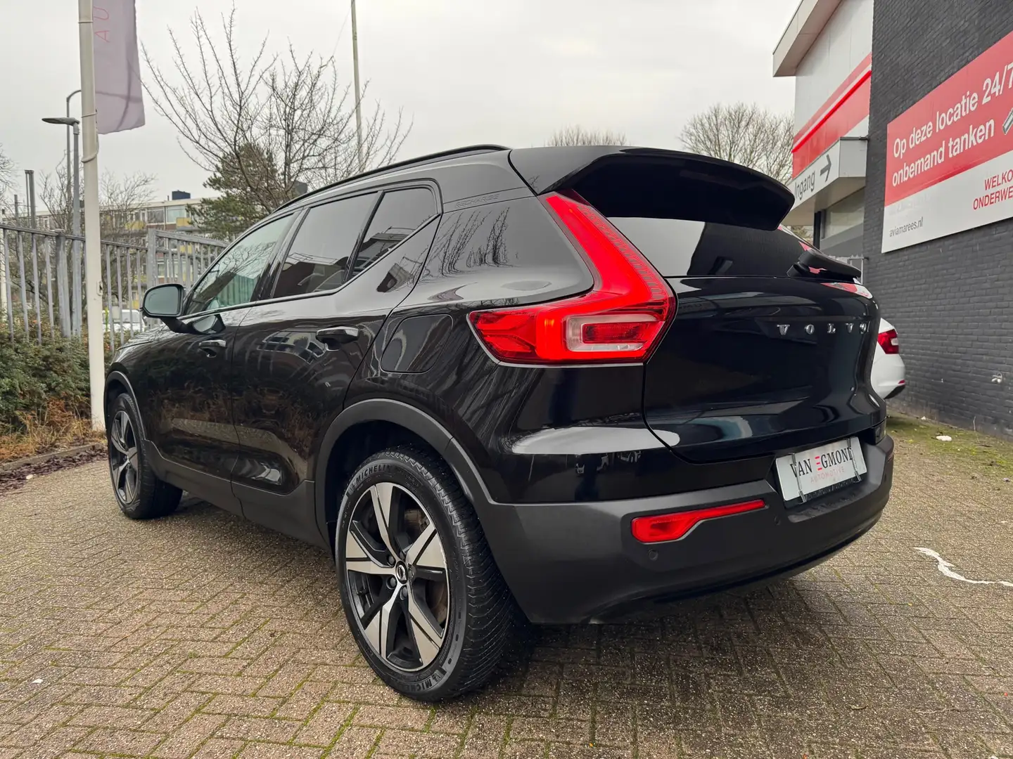 Volvo XC40 Recharge P8 AWD R-Design Schwarz - 2