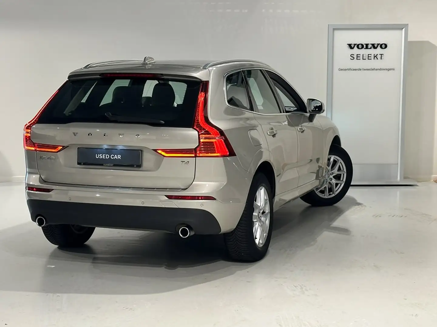 Volvo XC60 T4 Momentum Automaat Grijs - 2