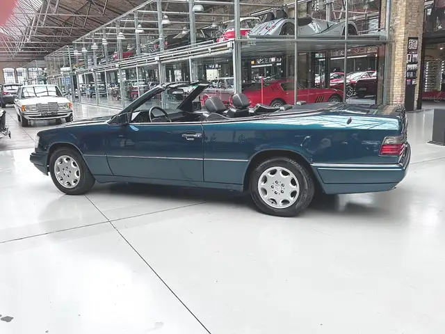 Mercedes-Benz E view 3