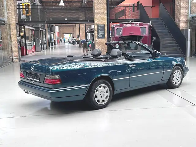 Mercedes-Benz E view 8