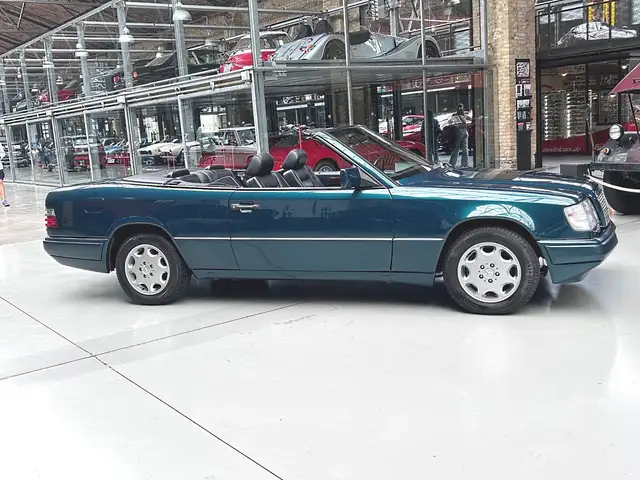 Mercedes-Benz E view 6