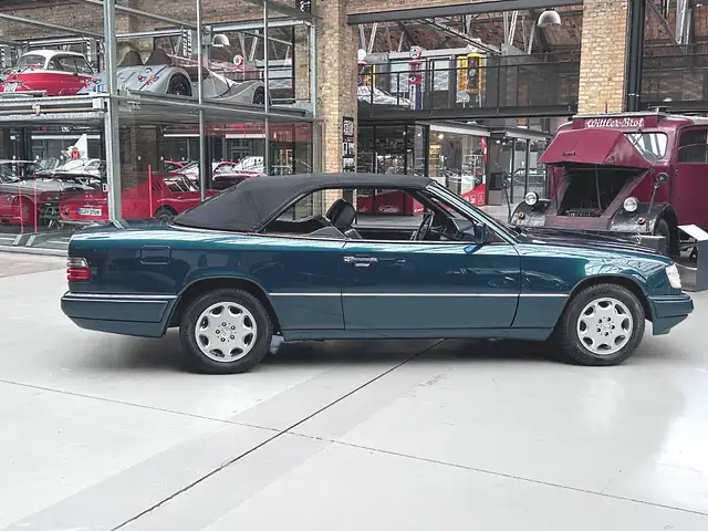 Mercedes-Benz E view 10
