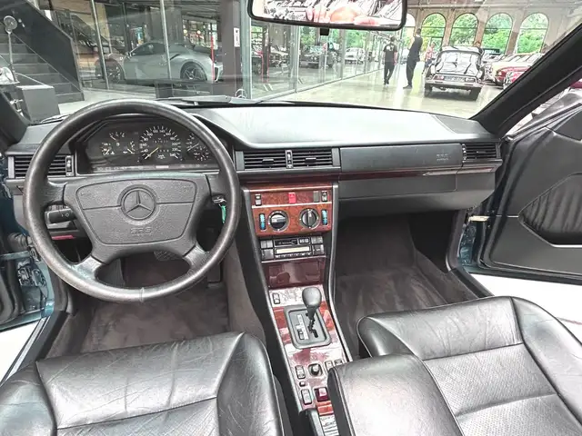 Mercedes-Benz E view 12